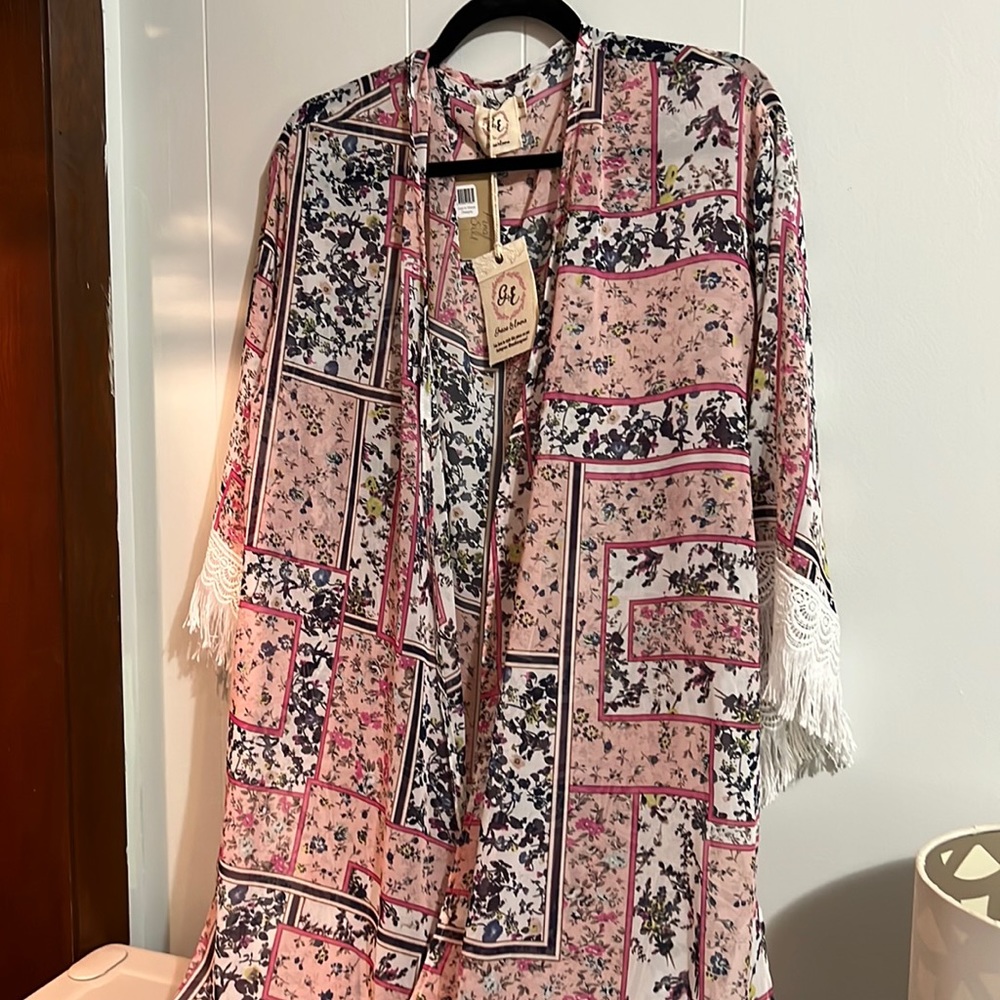 Adorable kimono. Beautiful flower details and lace, fringed sleeves.